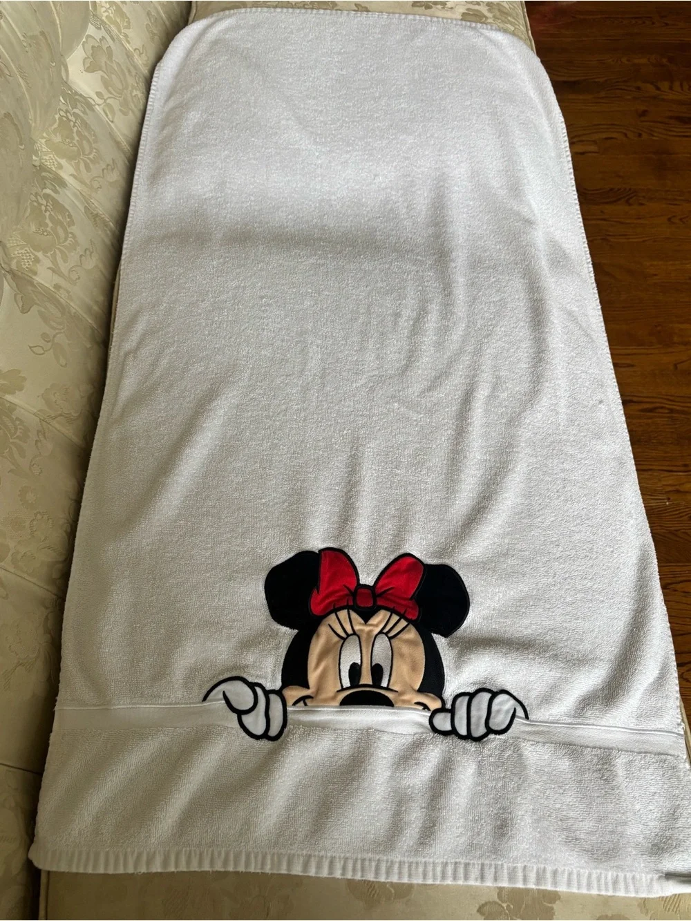 Vintage Embroidered Minnie Mouse Bath Towel Walt Disney Disneyland Resort 48”x24